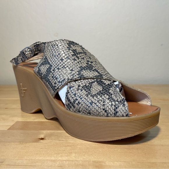 Famolare Cross Your Heart Platform Sandals Snake embossed leather. - Picture 2 of 12